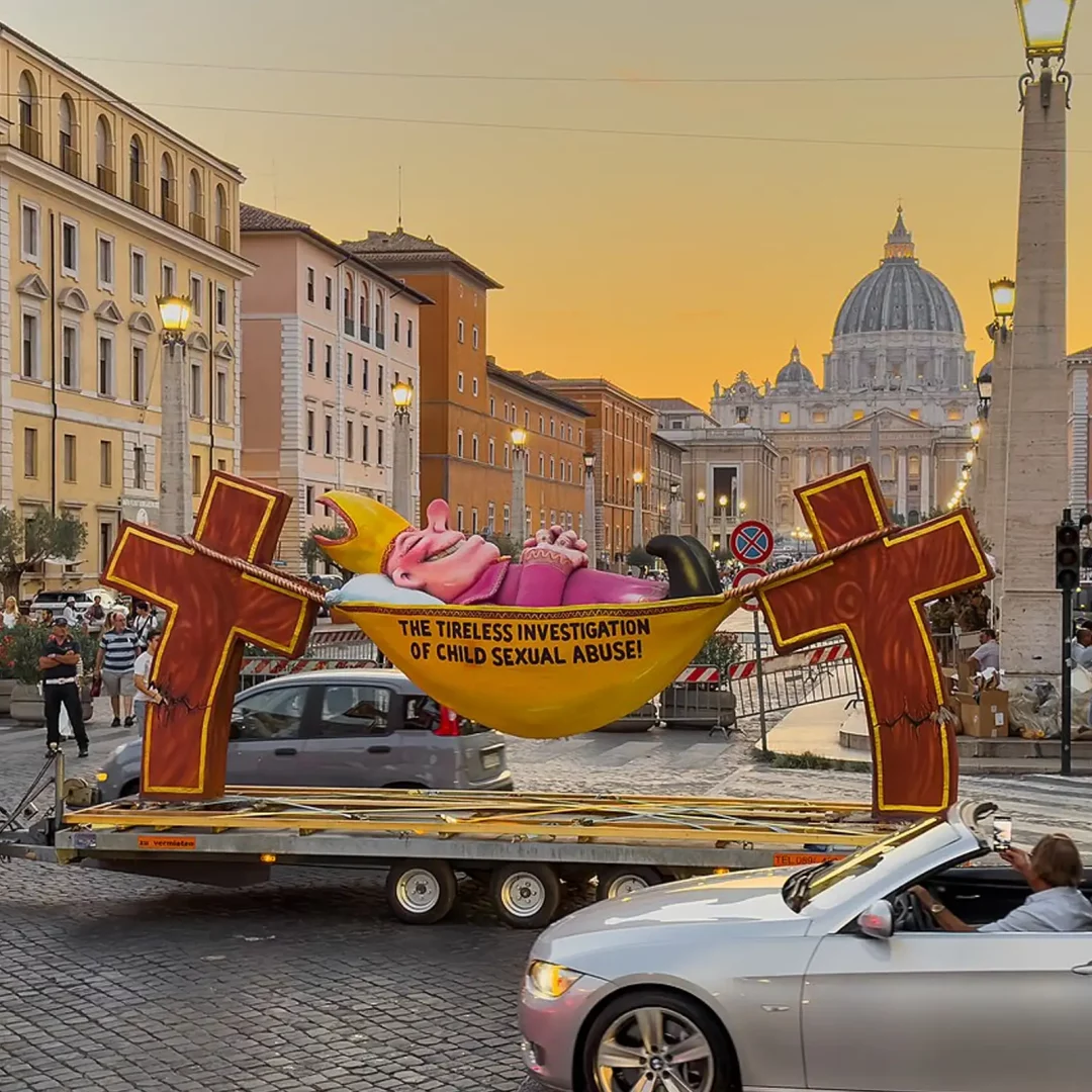 Hängemattenbischof vor dem Vatikan