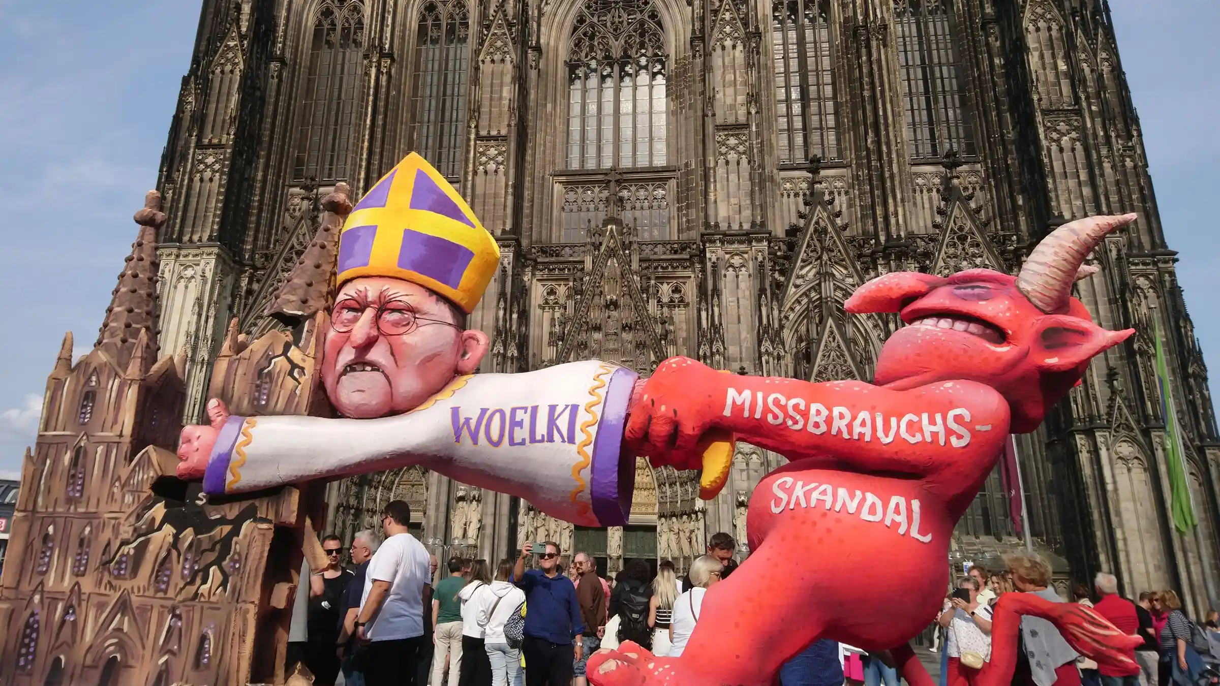 Klammer-Woelki (Zappel-Woelki) vor dem Kölner Dom