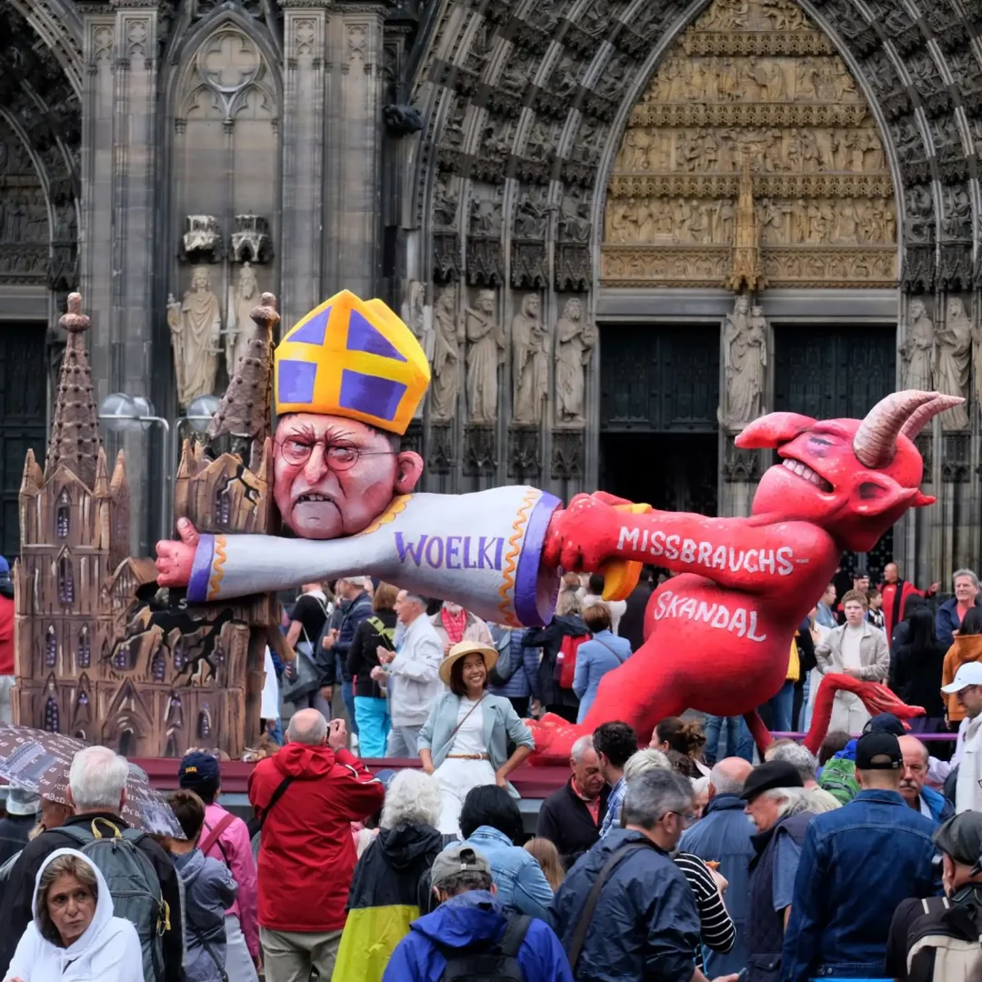 Klammer-Woelki vor dem Kölner Dom